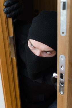 Eve zorla maskeli erkek hırsız
