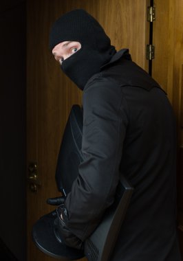 evin içine kırarak ve monitör çalmak maskeli erkek hırsız