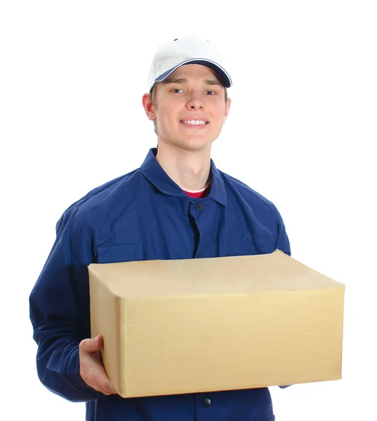 Joven mensajero sonriente sosteniendo la caja de cartón. Aislado sobre blanco — Foto de Stock