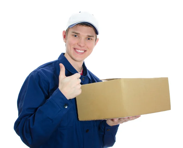 Giovane corriere sorridente che regge una scatola di cartone. Isolato su bianco — Foto Stock