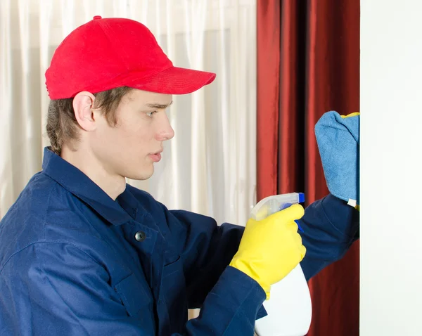 Jonge mannelijke reiniger met tools. geïsoleerd op wit — Stockfoto