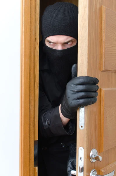 Ladrão masculino em máscara invadindo a casa — Fotografia de Stock