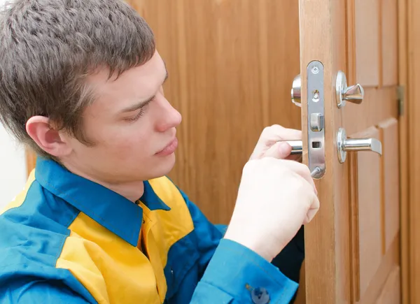 Fiatal ezermester egységes változó ajtózár Stock Fotó