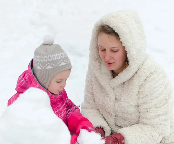 Mutter und Kind basteln Schneemann — Stockfoto