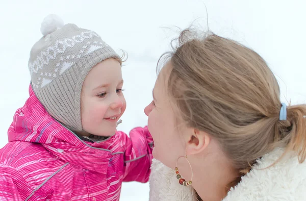 Mother and daughter outdoors in winter — Stock Photo, Image