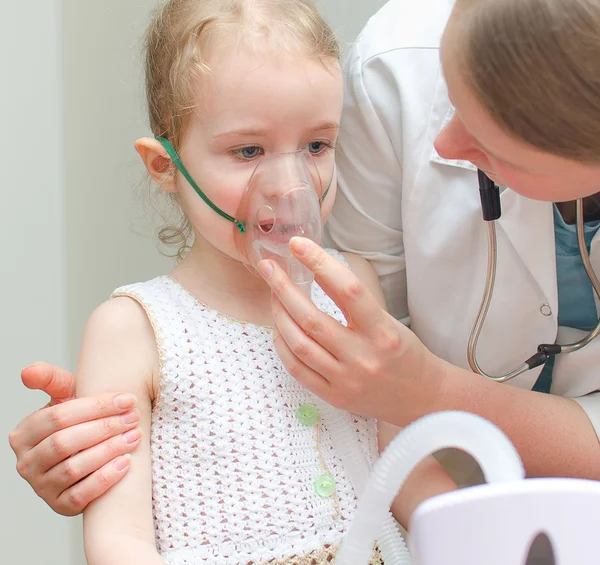 Arts helpt kleine meisje te doen inademing — Stockfoto