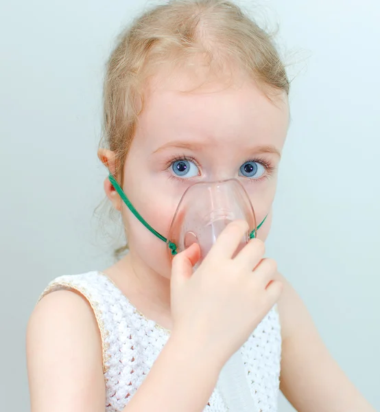 Porträt eines kleinen Mädchens mit Inhalator-Maske im Gesicht — Stockfoto