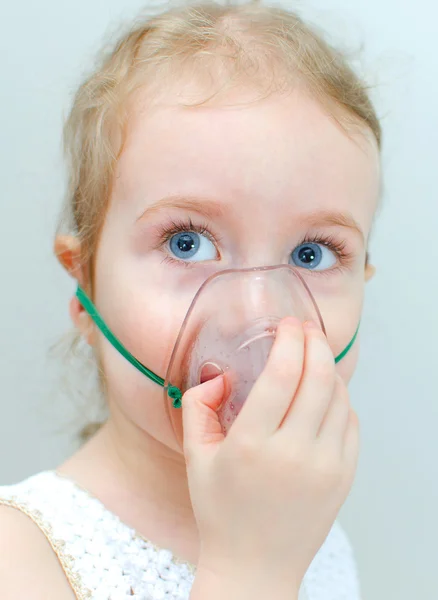 Porträt eines kleinen Mädchens mit Inhalator-Maske im Gesicht — Stockfoto