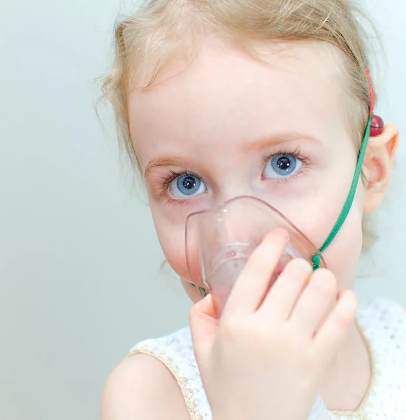 Porträt eines kleinen Mädchens mit Inhalator-Maske im Gesicht — Stockfoto