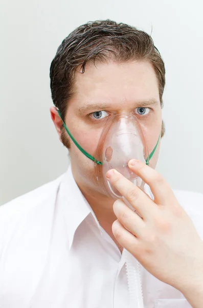 Inhalator a maszk az arcon fiatalember portréja — Stock Fotó