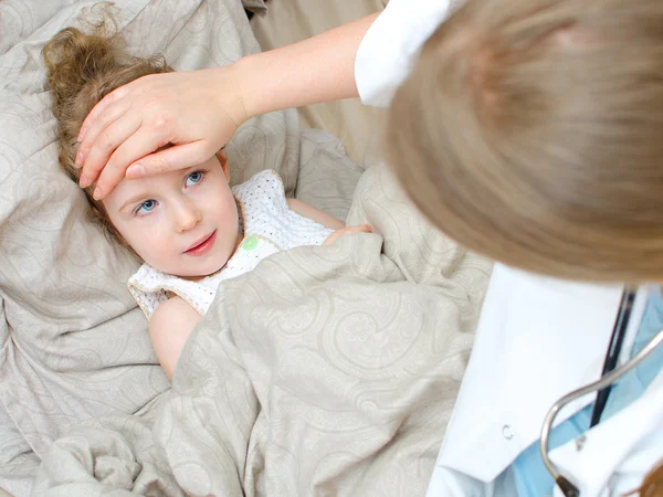 Bovenaanzicht van ziek kind liggend in bed en het bezoeken van haar arts — Stockfoto