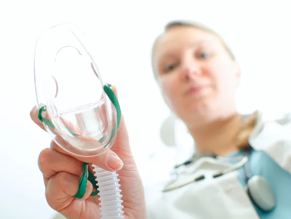 Жіноча допитлива дача газової маски пацієнту — стокове фото