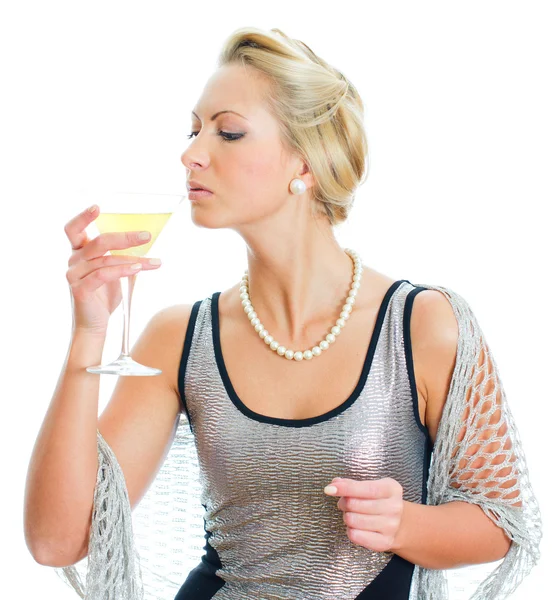 पार्टी ड्रेसमध्ये तरुण स्त्री मद्यपान करीत आहे. पांढरा वर पृथक् — स्टॉक फोटो, इमेज