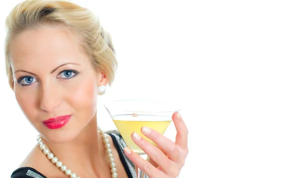 Giovane donna in possesso di calice con cocktail. Isolato su bianco — Foto Stock