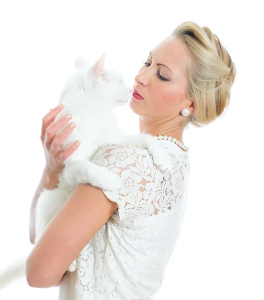 Jonge vrouw bedrijf witte kat. geïsoleerd op wit — Stockfoto