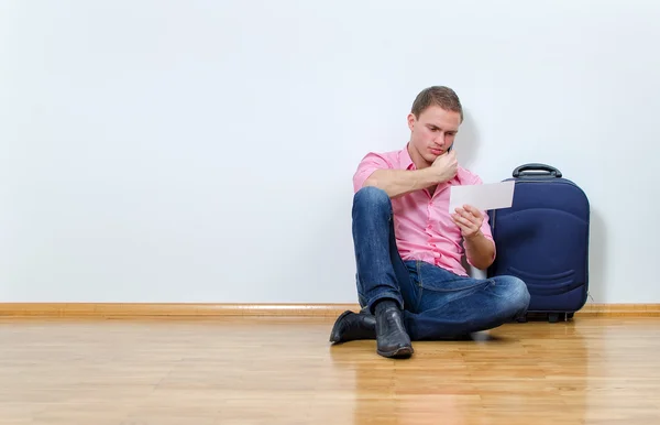 Joven llamando al servicio de ayuda para obtener información sobre su vuelo — Foto de Stock