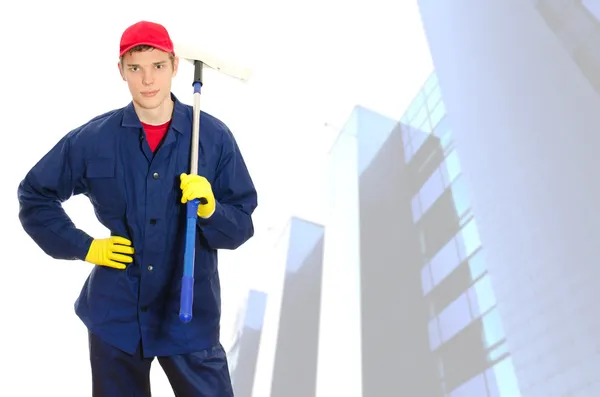 Limpiador de ventanas macho joven con limpiaparabrisas sobre edificio con fachada de vidrio —  Fotos de Stock