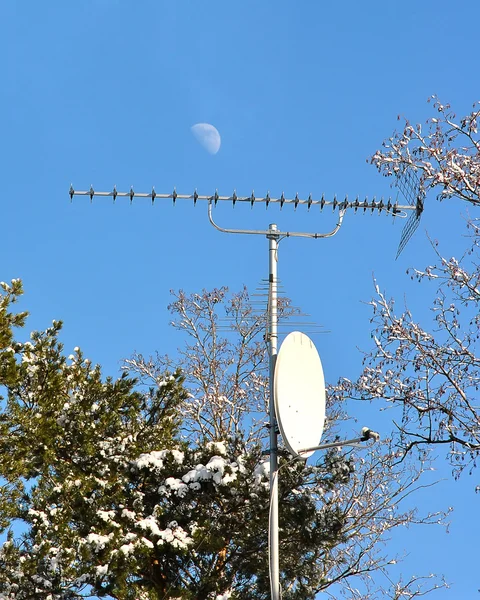 Parabola satellitare su sfondo cielo — Foto Stock