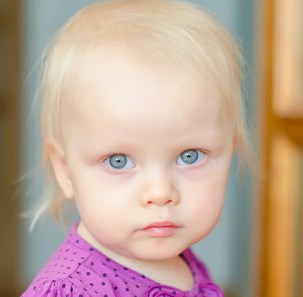 Porträtt av söta lilla baby girl — Stockfoto