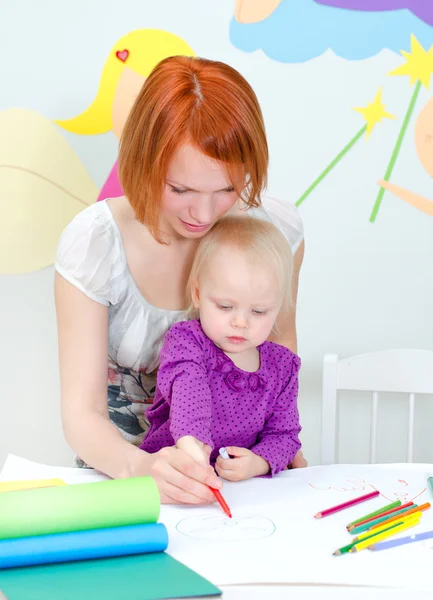 Moeder en kind tekenen met kleur potloden — Stockfoto