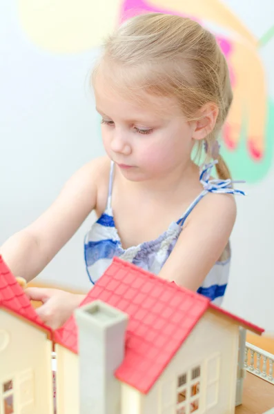 Menina brincando com Dollhouse — Fotografia de Stock