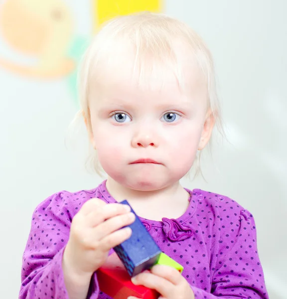 Porträtt av söt liten baby flicka på dagis — Stockfoto