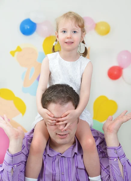 Отец и дочь веселятся в игровой комнате — стоковое фото