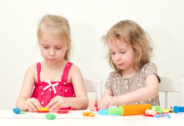 iki küçük kız kullanarak hamuru şekillendirici