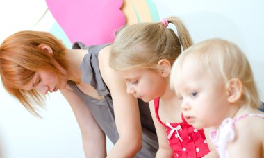 iki kızı ile depresif anne