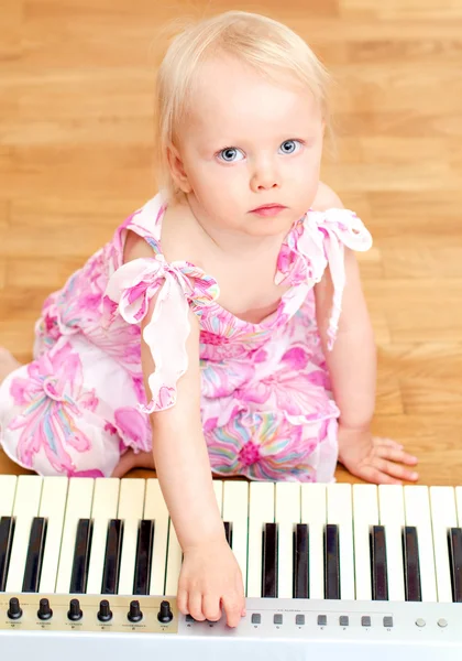 Little girl and playing the piano — Stock Photo, Image