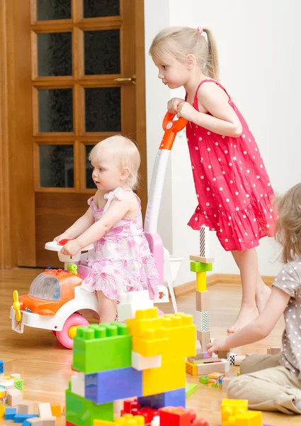 Kinderen spelen in de kleuterschool — Stockfoto