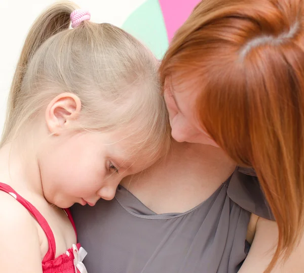 Madre che abbraccia il suo triste bambino — Foto Stock