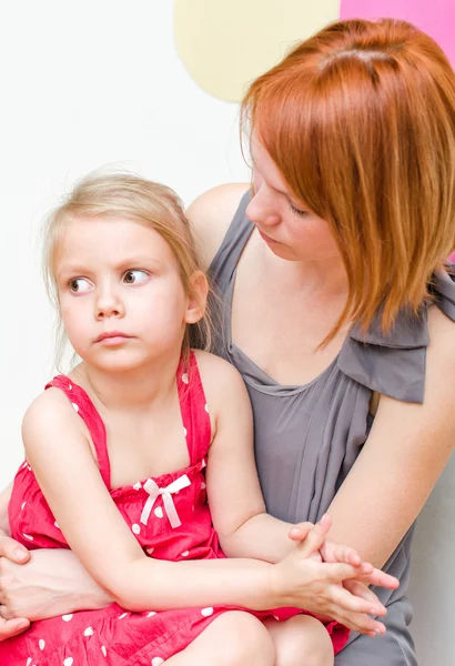 Mère étreignant son triste enfant — Photo