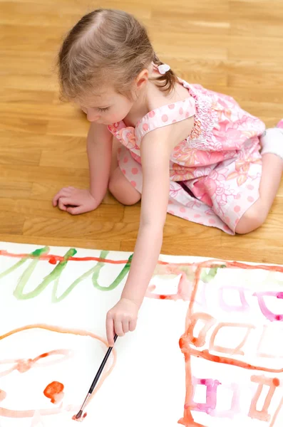 Linda niña pintando sentada en el suelo — Foto de Stock