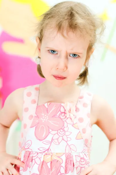 Porträt eines kleinen Mädchens, das wütend in die Kamera blickt — Stockfoto