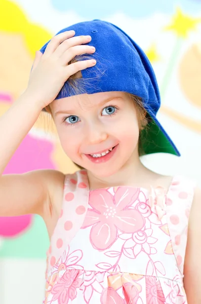 Carina bambina con un berretto da baseball — Foto Stock