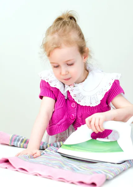 Χαριτωμένο μικρό κορίτσι σιδέρωμα ρούχων — Φωτογραφία Αρχείου