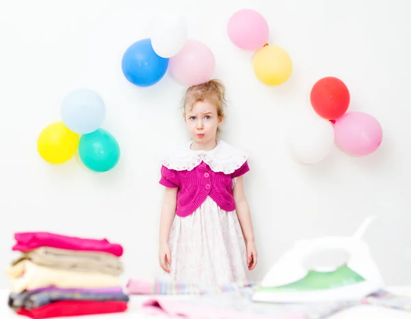 Sevimli küçük kız elbiseleri demir istemez — Stok fotoğraf