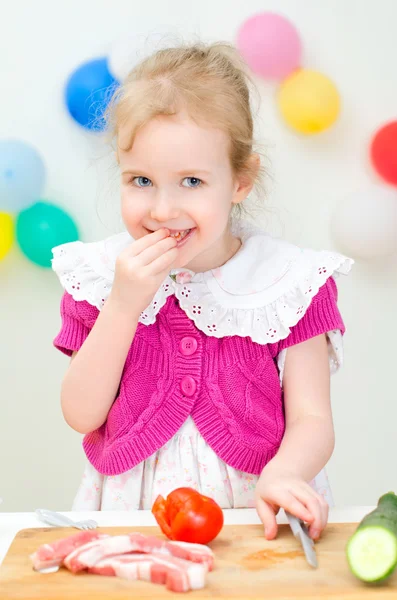 Little girl cooking dinner — Stock Photo, Image