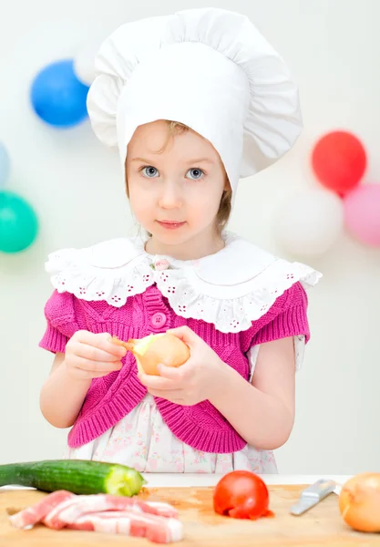 Menina em chapéu chefe cozinhar jantar — Fotografia de Stock