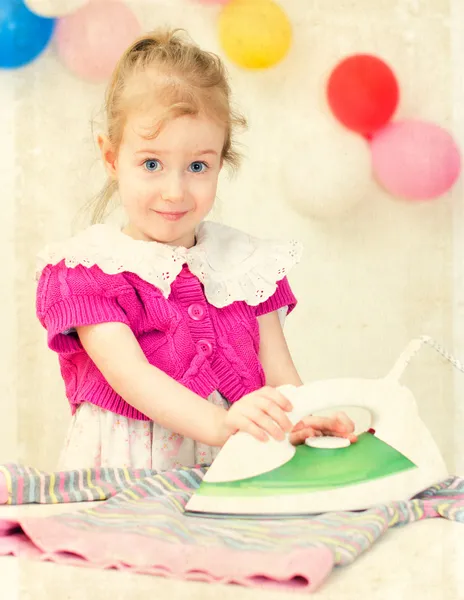 Linda niña planchando ropa — Foto de Stock