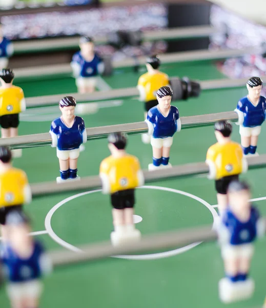 Jogo de futebol de mesa com jogadores amarelos e azuis — Fotografia de Stock