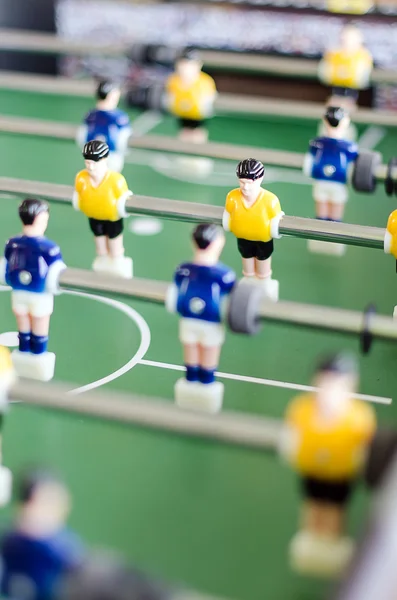 Jogo de futebol de mesa com jogadores amarelos e azuis — Fotografia de Stock