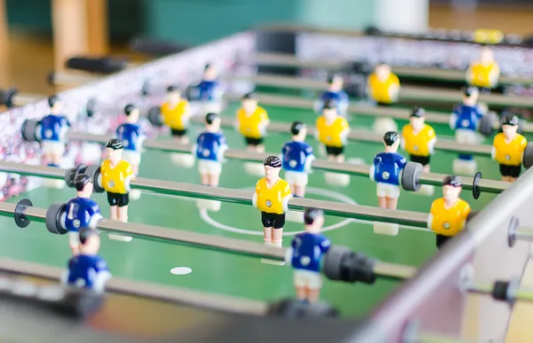 Jogo de futebol de mesa com jogadores amarelos e azuis — Fotografia de Stock