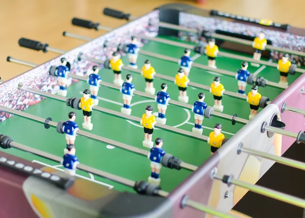 Sarı ve mavi oyuncular ile masa futbol oyunu