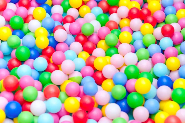 Багато кольорових пластикових кульок в ігровій кімнаті — стокове фото