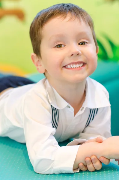 Menino sorridente no jardim de infância — Fotografia de Stock