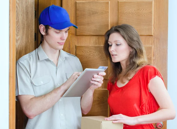 Young courier deliver package to pretty woman — Stock Photo, Image