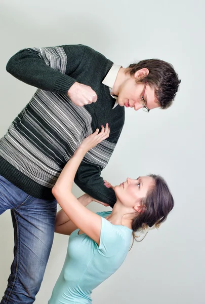 O homem vai bater na mulher. Conceito de violência doméstica — Fotografia de Stock