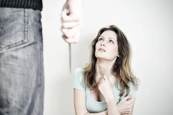 Un uomo con un coltello che viene da sua moglie. Concetto di violenza domestica — Foto Stock